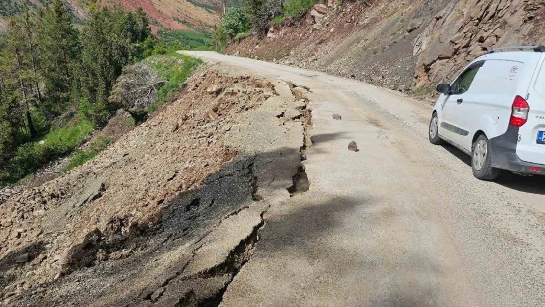 Yolda oluşan dev yarıklar korkutuyor