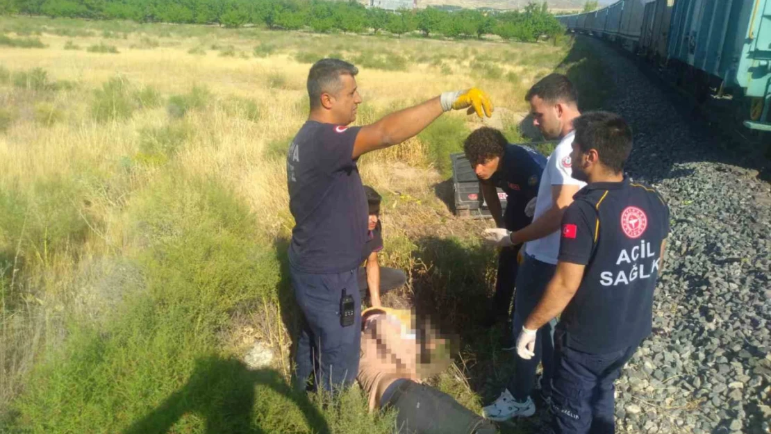 Yük treni çapa motoruna çarptı, anne ve 2 çocuğu hayatını kaybetti