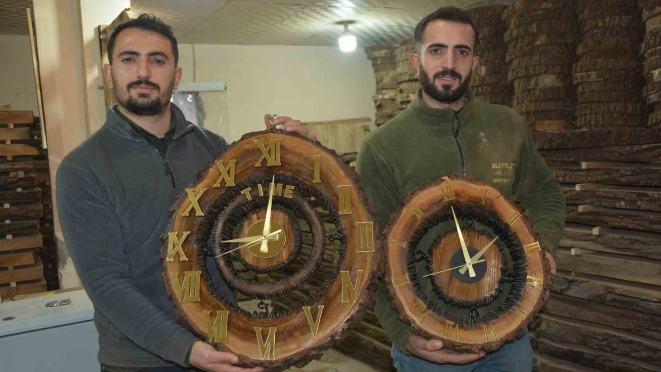 Ceviz ağaçlarının parçalarını süs eşyasına dönüştürüyorlar