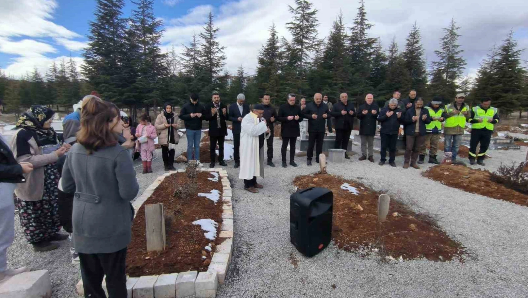 Başkan Zelyurt, Doğanşehir'de depremde hayatını kaybedenlerin mezarlarını ziyaret etti