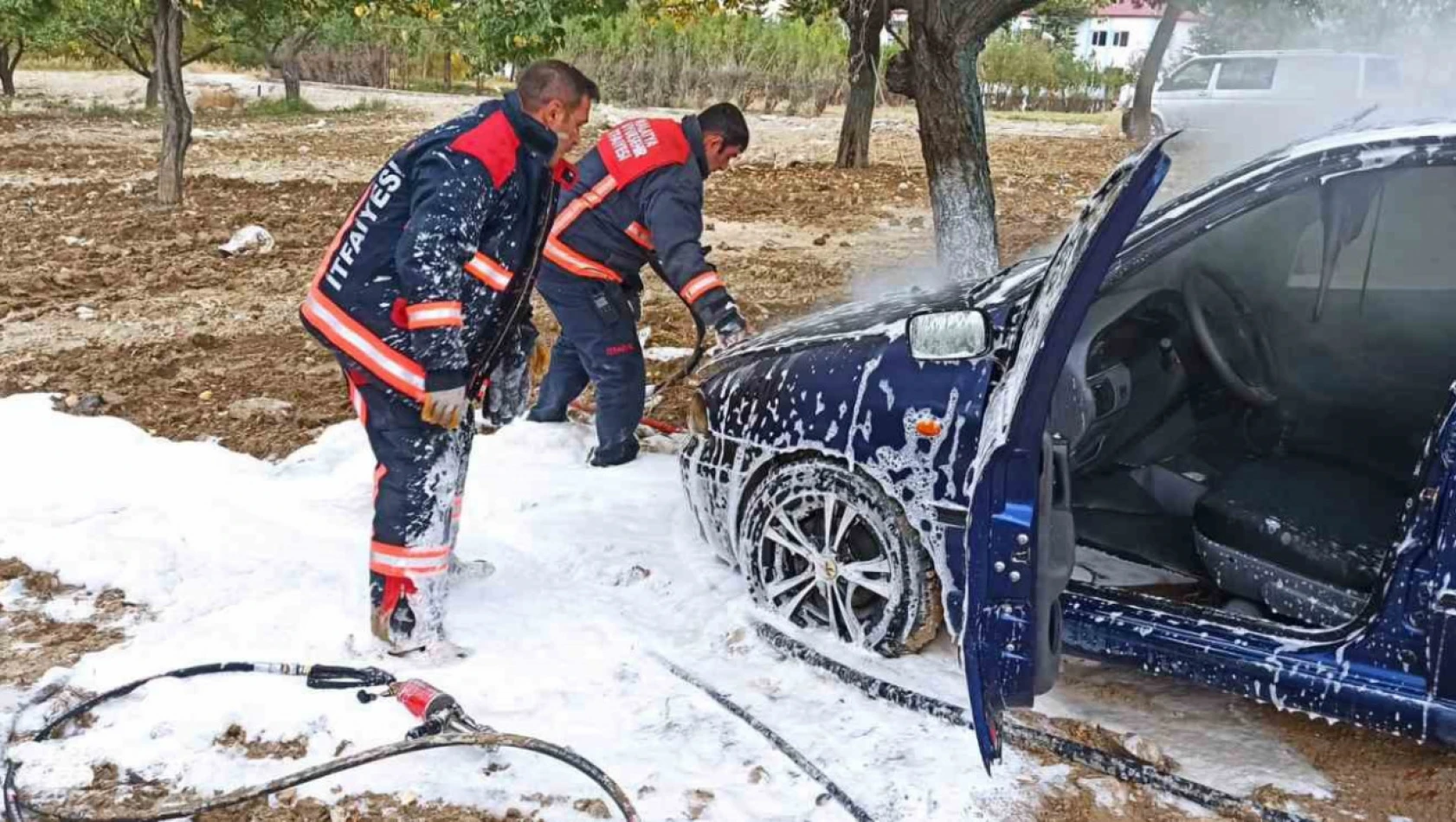 Park halindeki araç aniden alev aldı