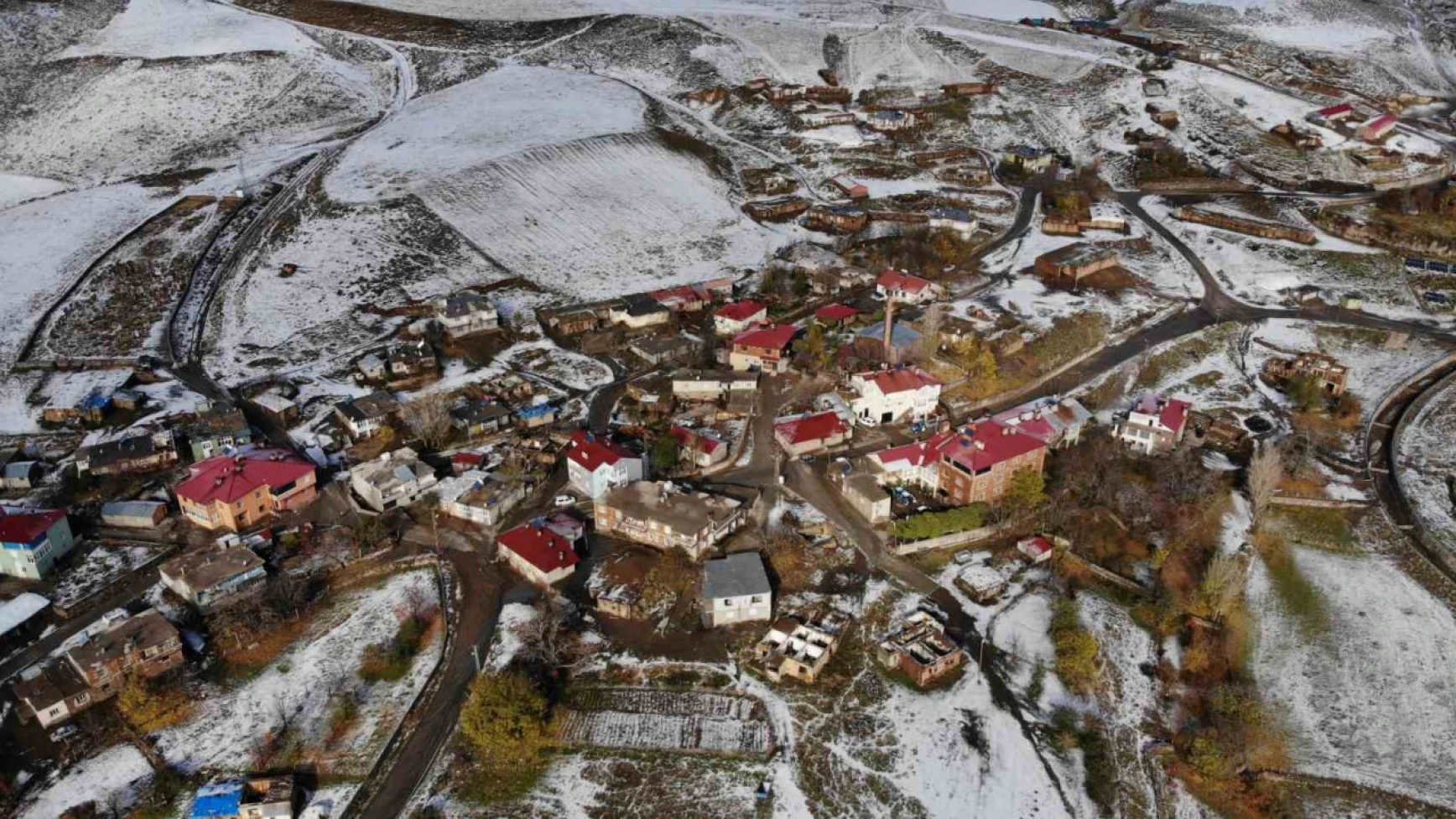 Tatvan'da köyler beyaza büründü