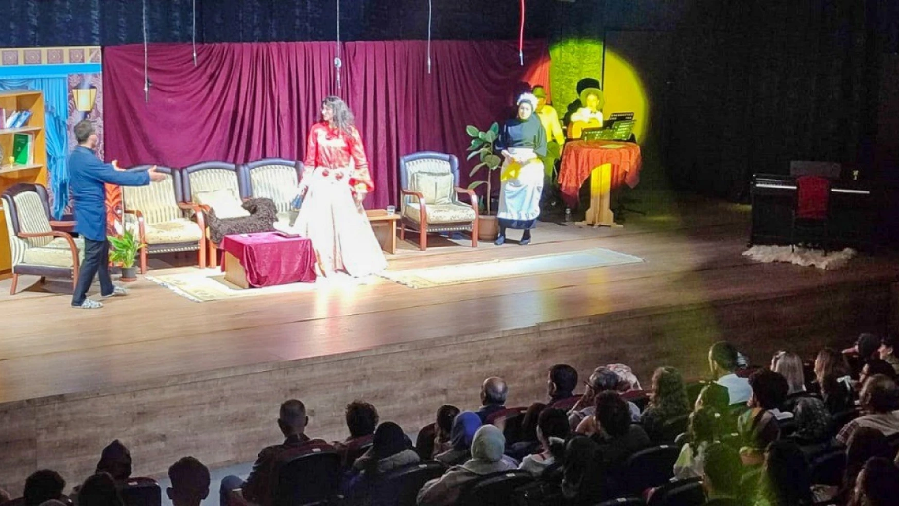 'İhtiyar Kız' oyunu tiyatro severlere eğlenceli saatler yaşattı