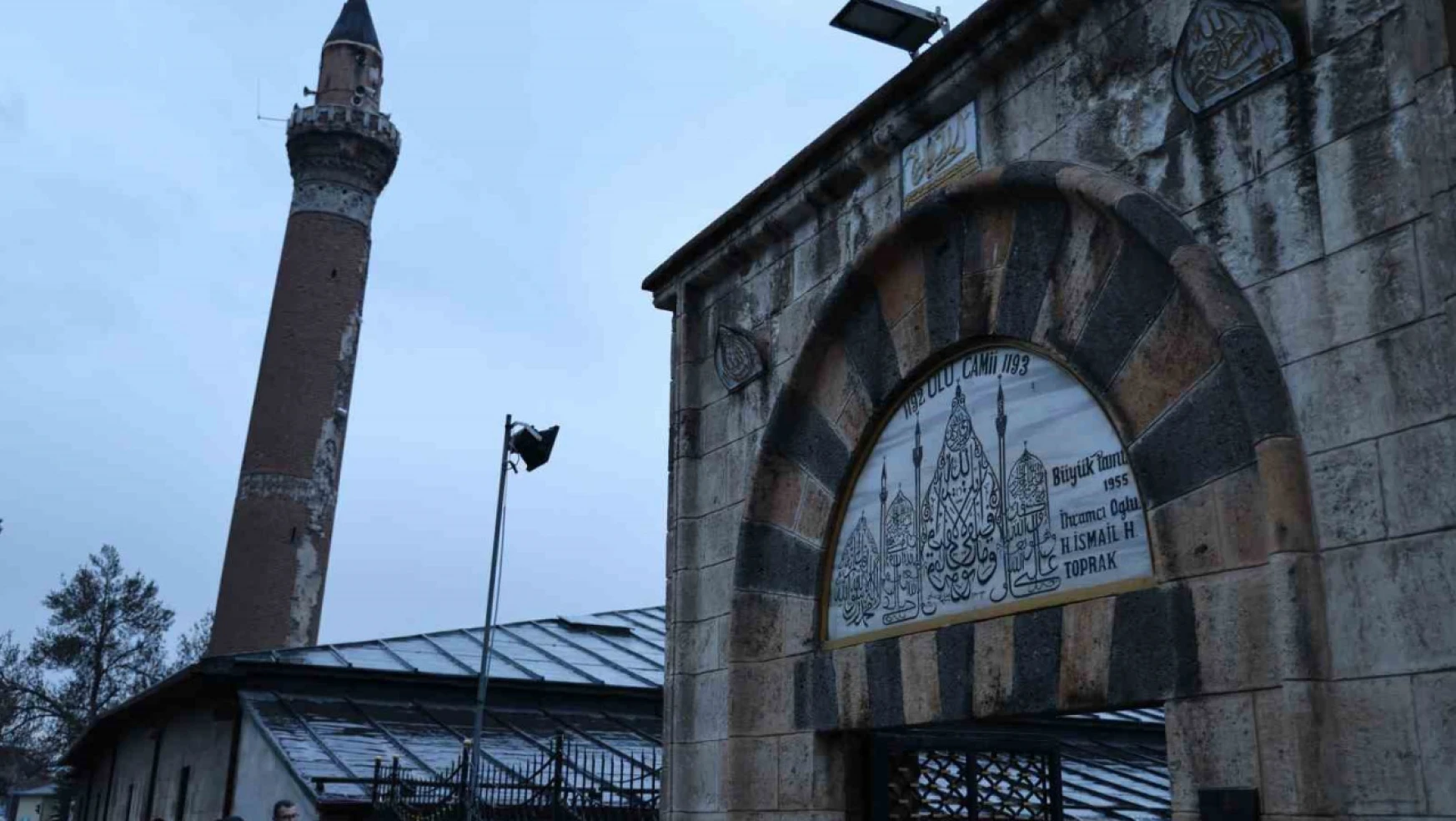 831 yıllık camide bayram namazı kılındı