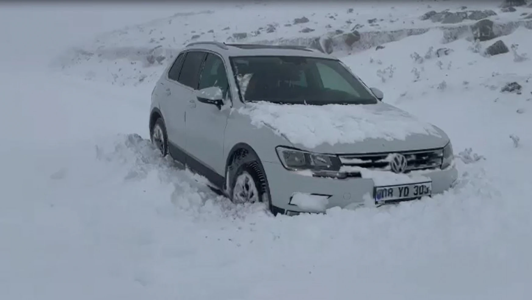 Ardahan'ın yüksek kesimlerinde kar yağışı: Araçlar yolda kaldı