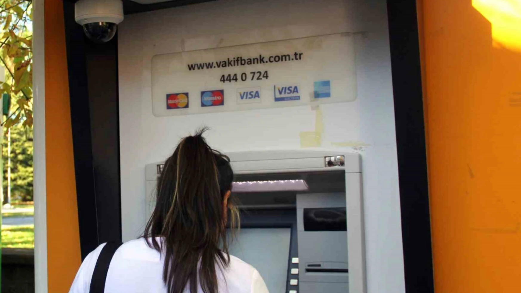 Arızalı Vakıfbank ATM'si vatandaşların tepkisine neden oluyor