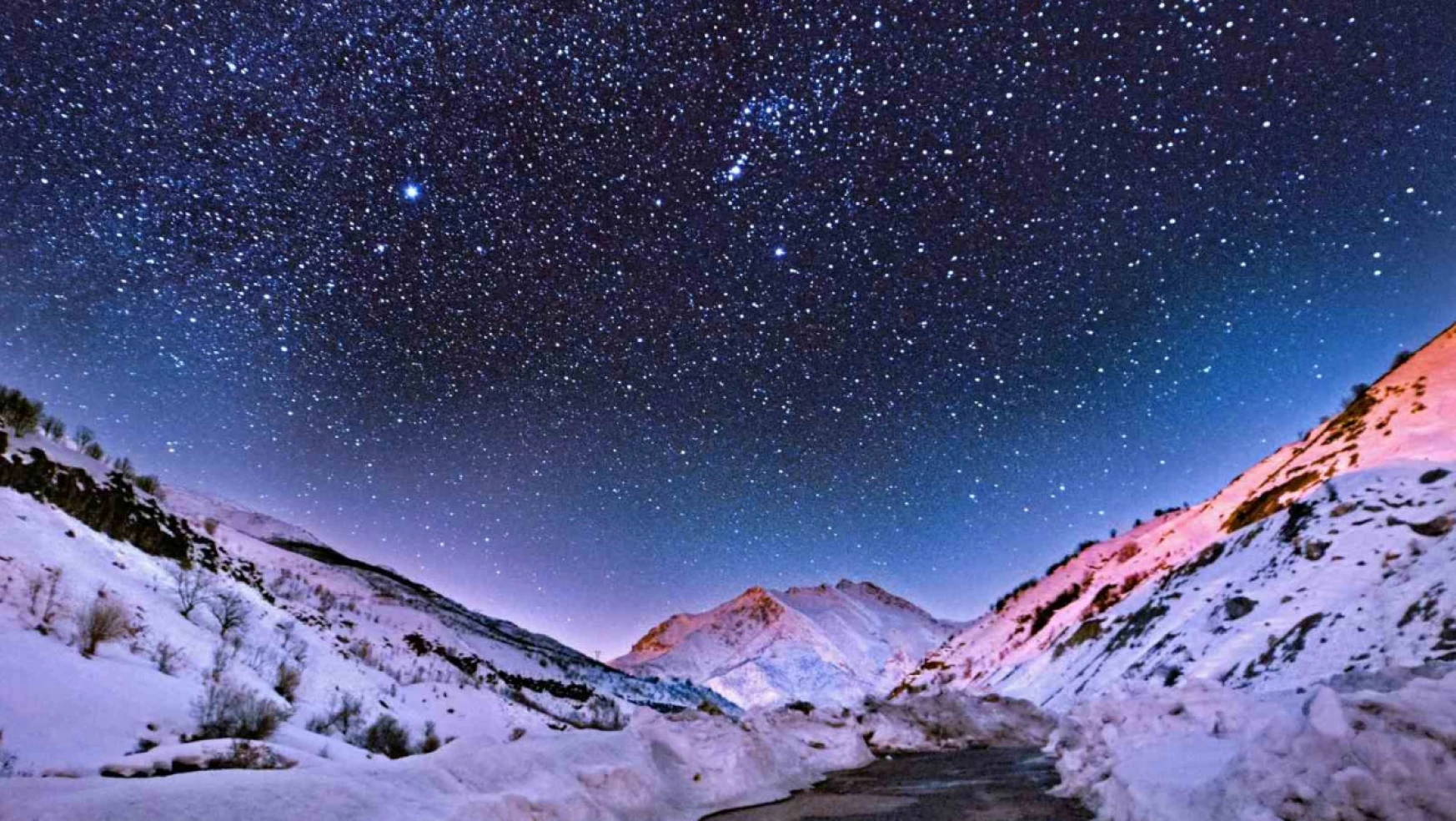 Beyaza bürünen Bitlis'in yıldızlarla bütünleşmesi hayran bırakıyor