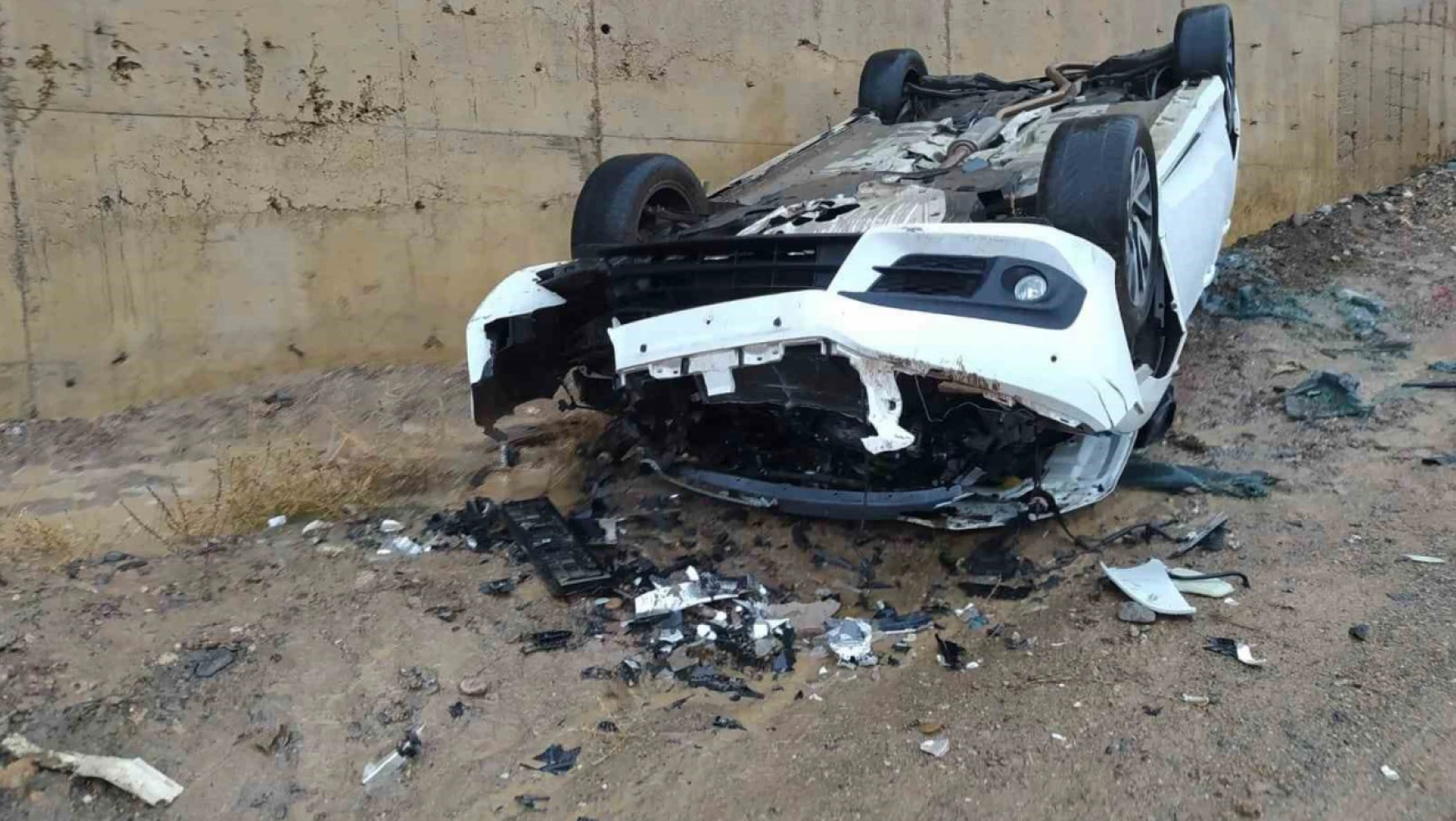 Bingöl'de otomobil şarampole yuvarlandı: 2 yaralı