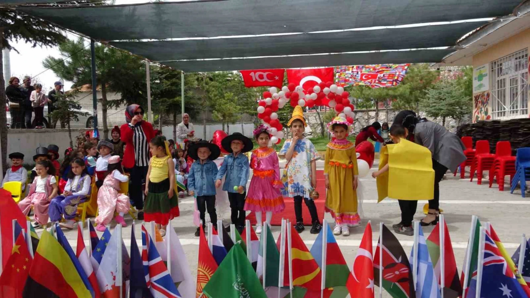 Bitlis'te 120 öğrenci 32 ülkenin kostümleriyle defile yaptı