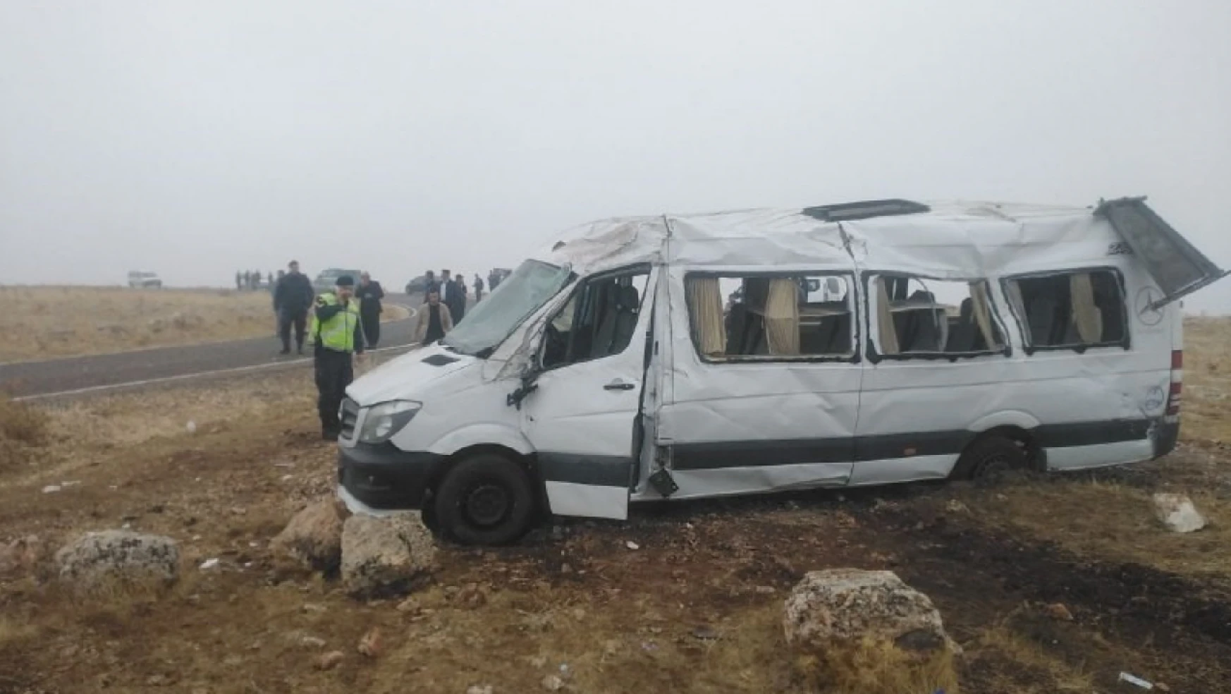 Cenazeye gidenleri taşıyan minibüs devrildi: 2'si ağır 18 yaralı