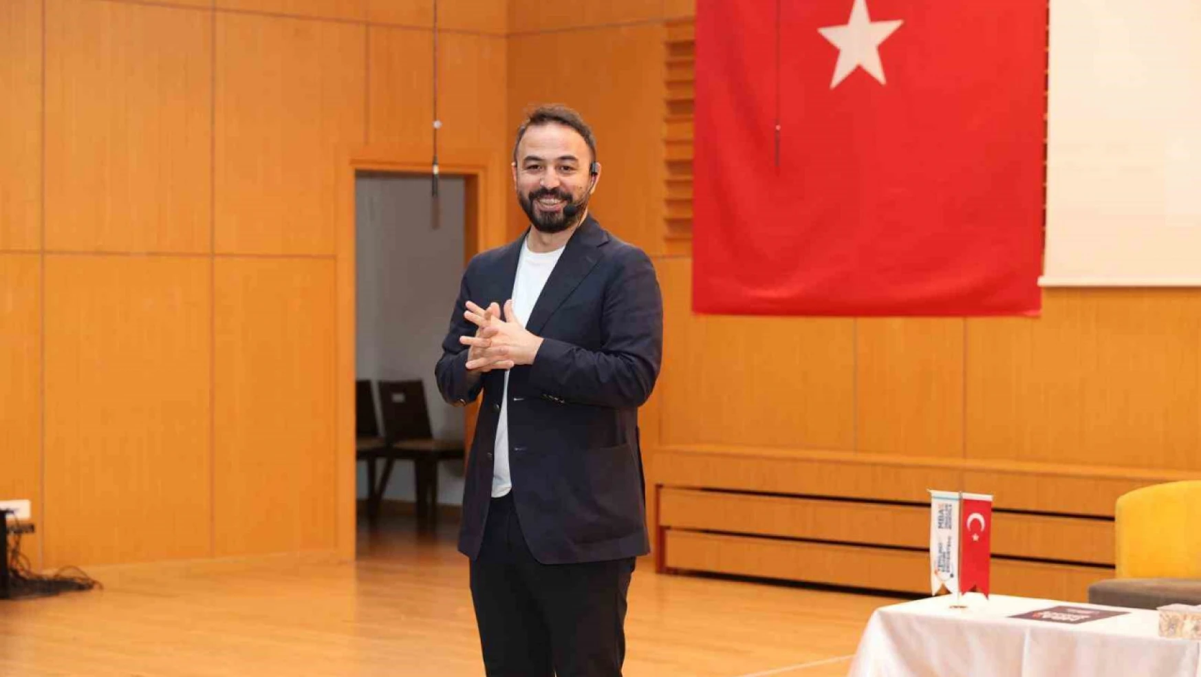 Doç. Dr. Özgür Bolat Sivas'ta 'Mutlu ve başarılı çocuk nasıl yetiştirilir?' semineri ile ailelerle buluştu