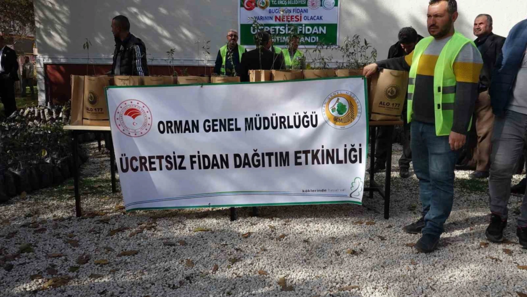 Erciş'teki yetiştiricilere 30 bin adet ceviz ve badem fidanı dağıtıldı