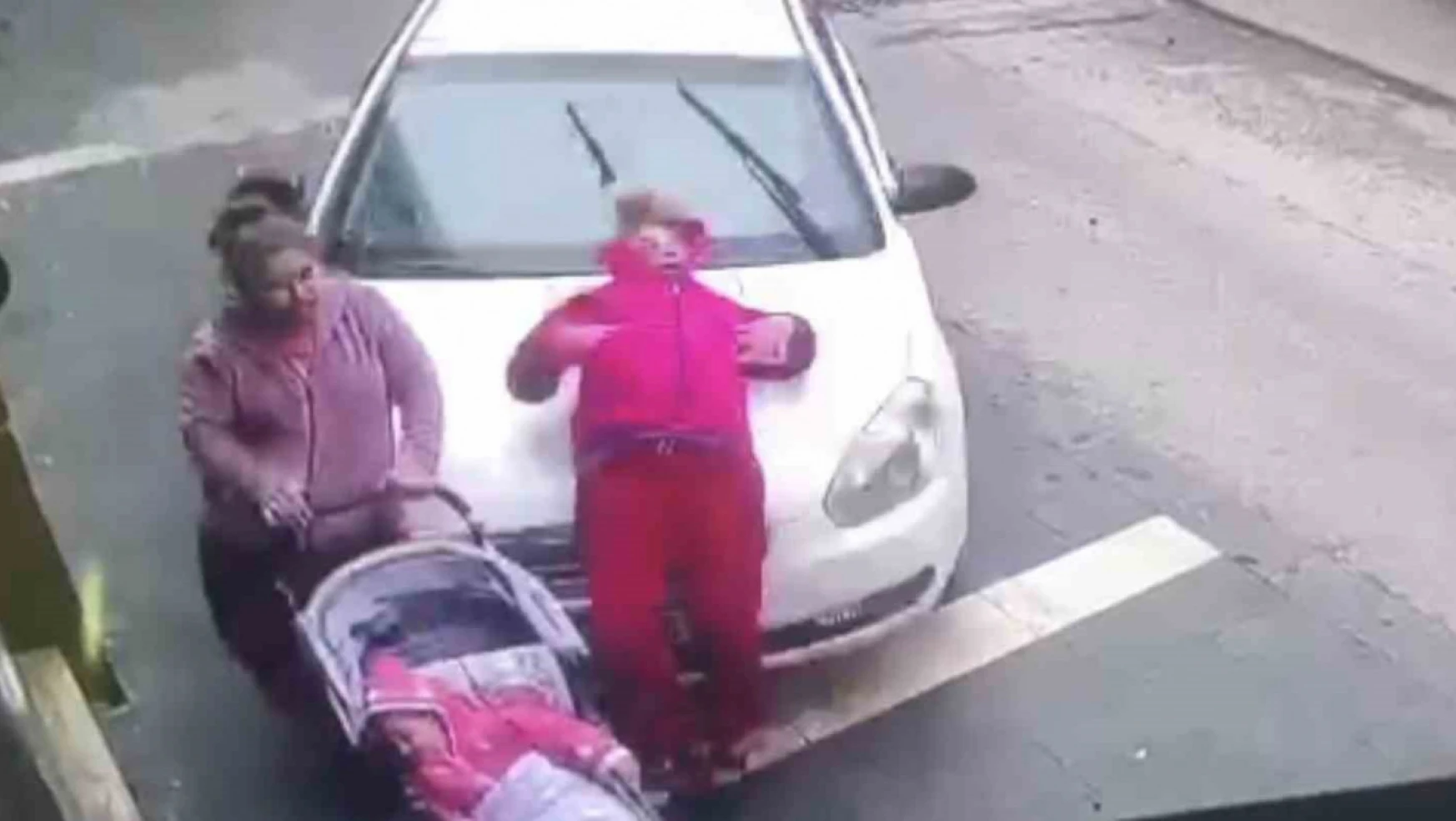Gaziantep'te kaldırımda yürüyen 2 kadın ile bebeğe araba çarptı