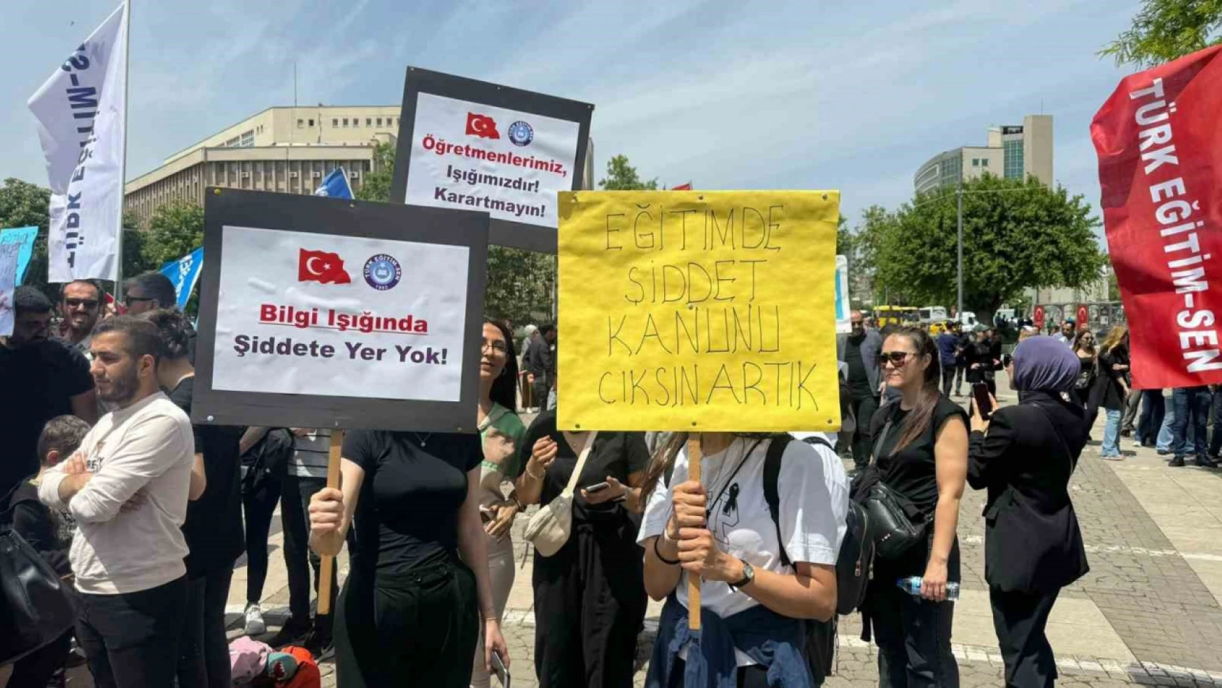 Gaziantep'te şiddete karşı öğretmenler basın açıklaması yaptı