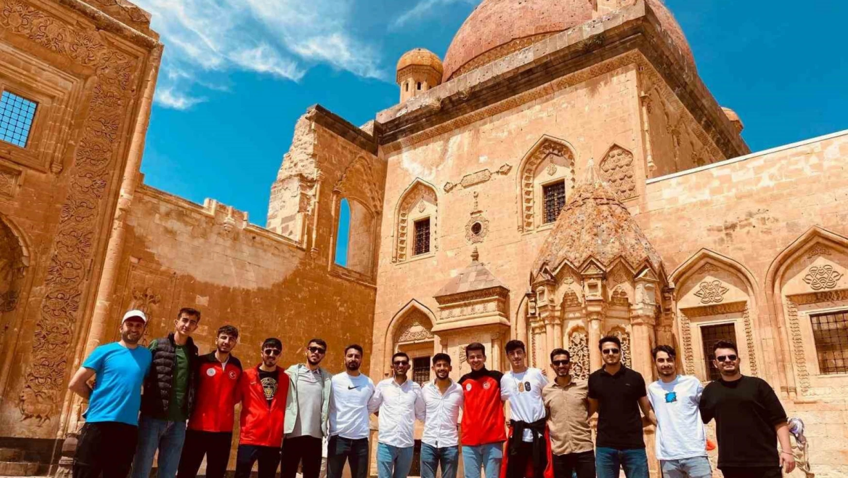 Misafir sporcu öğrenciler, İshak Paşa Sarayı'nda tarihe yolculuk yaptı