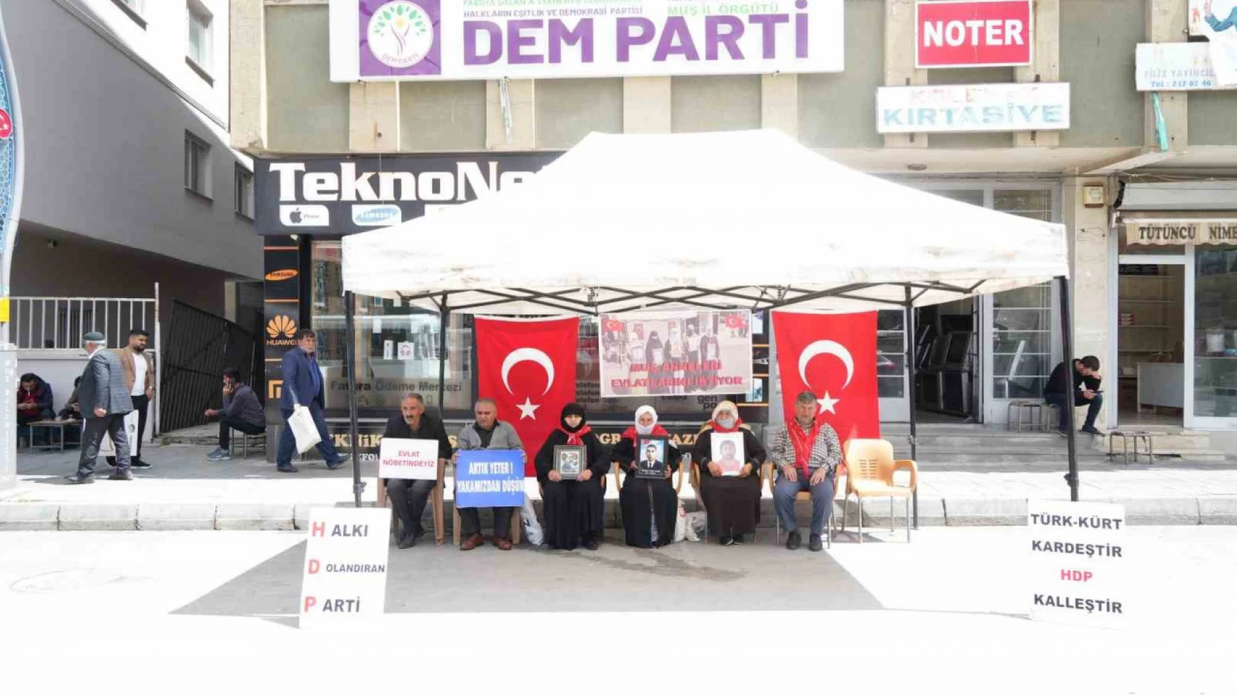 Muş'ta PKK tarafından kaçırılan çocukların aileleri oturma eylemine devam ediyor