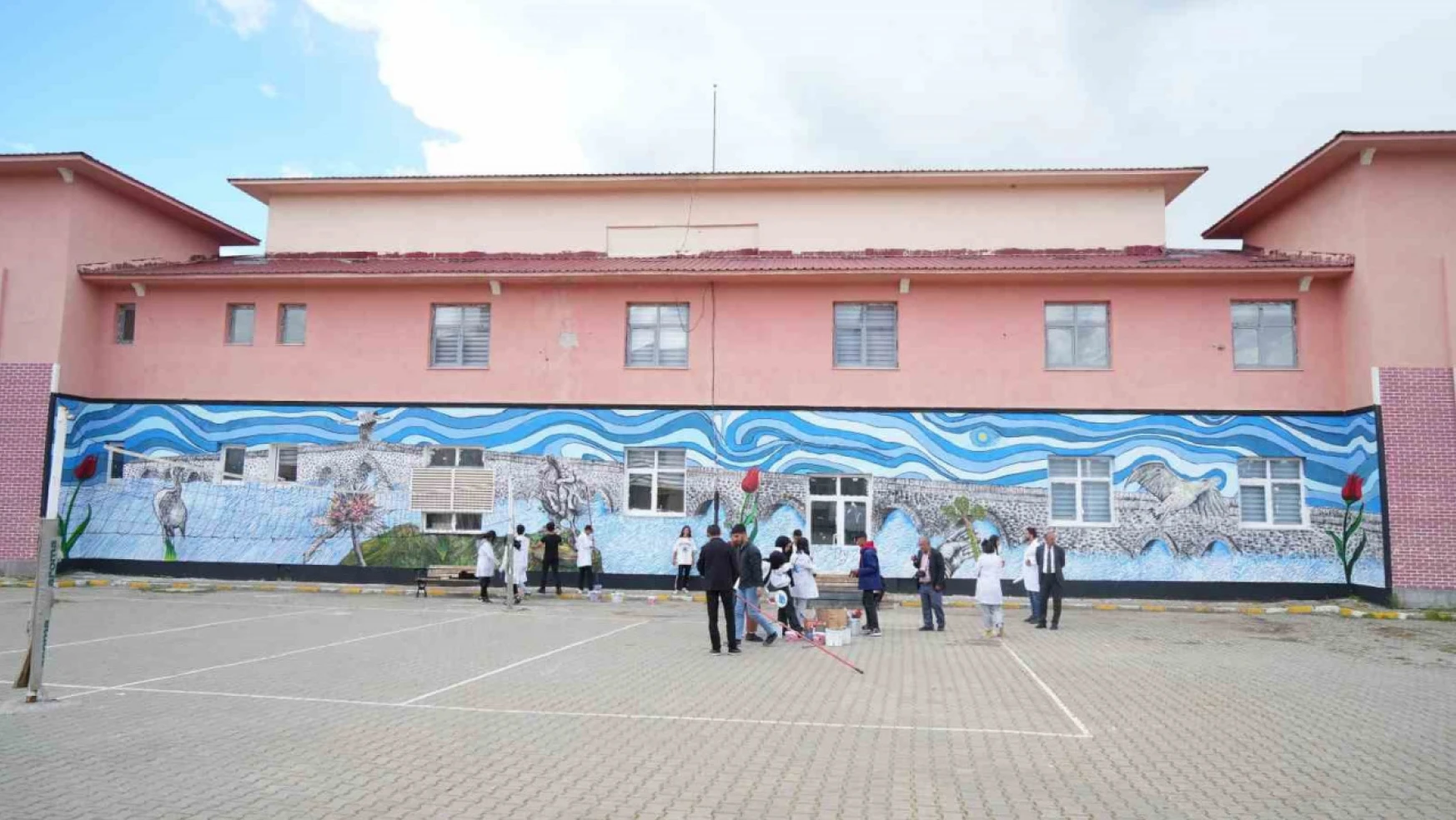 Muşlu öğrenciler okullarının duvarlarını sanat eserine dönüştürdüler