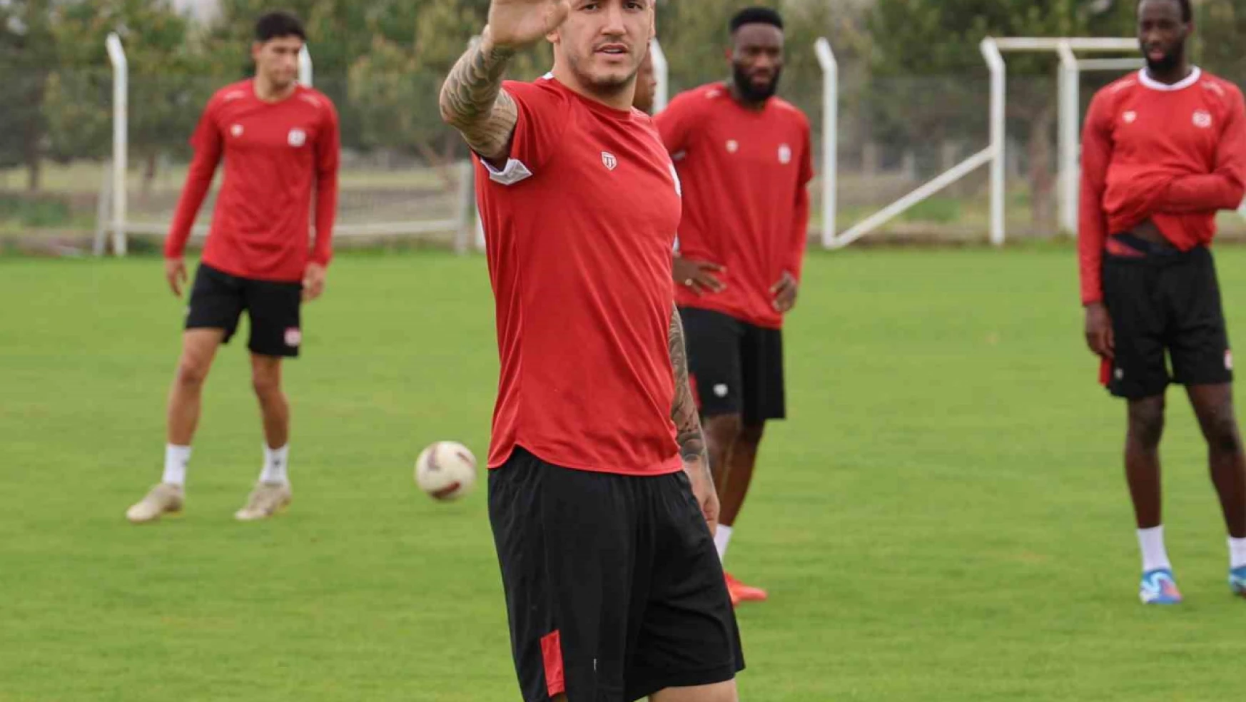 Sivasspor'da Rey Manaj takımla çalıştı