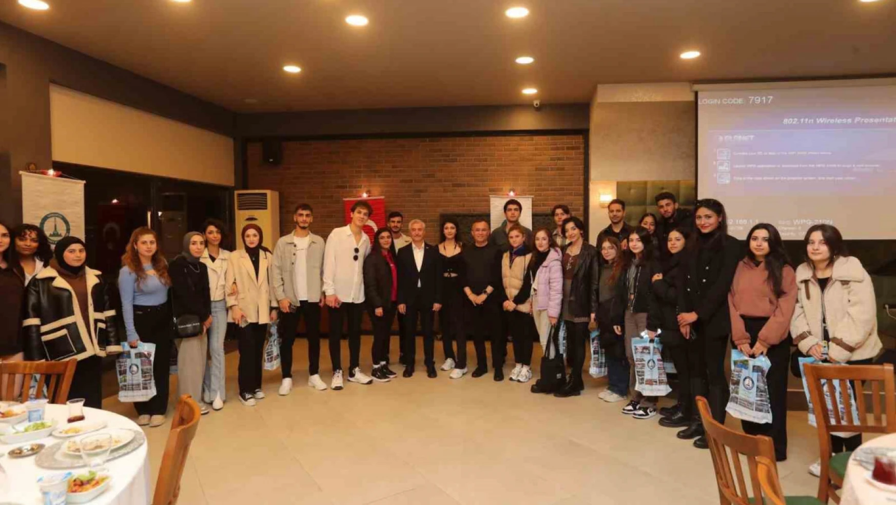 Vali Çeber ve Başkan Tahmazoğlu öğrenciler ile birlikte ecdadı ziyaret ettiler