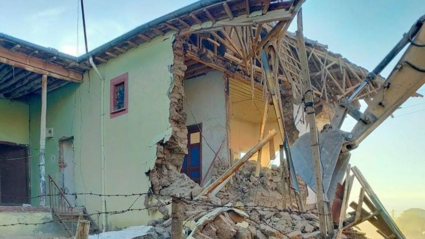 Yazıhan'daki ağır hasarlı evler yıkılıyor