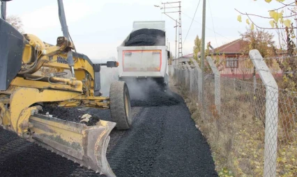 Iğdır'da köy yollarında asfalt çalışmaları sürüyor