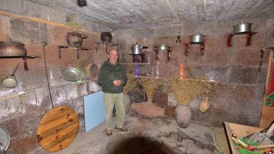 Babasından kalan 2 katlı evi topladığı eşyalarla müzeye çevirdi