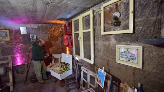 Babasından kalan 2 katlı evi topladığı eşyalarla müzeye çevirdi