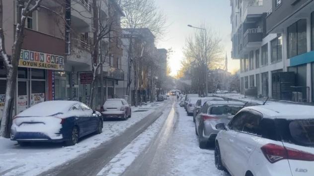 Ağrı'nın Patnos ilçesinde etkili olan kar yağışı geceyi adeta aydınlattı