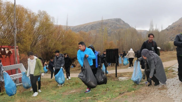 Anadolu'nun nazar boncuğunun çevresini yağmur altında temizlediler