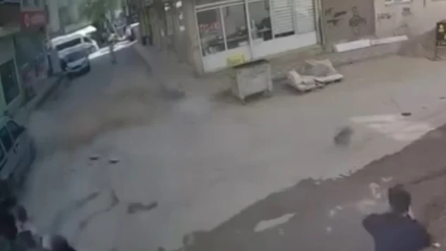 Deprem anında binadan kopan molozlardan kıl payı kurtuldu: O anlar kamerada