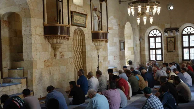Deprem sonrası ibadete kapatılan Kozluca Camii yeniden cemaatine kavuştu