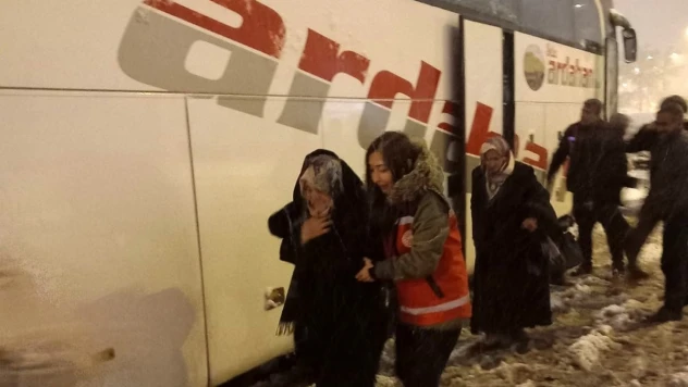 Erzincan'da kar ve tipide mahsur kalanlara ulaşmak için ekipler seferber olundu