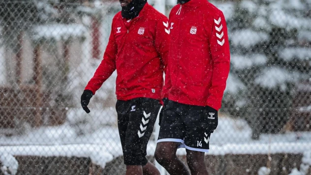 Sivasspor, kar altında çalıştı