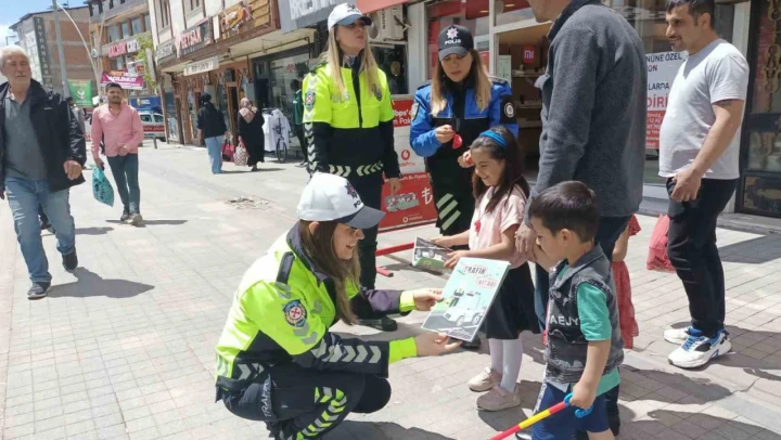 Ağrı'da Trafik Haftası'nda vatandaşlara bilgilendirme