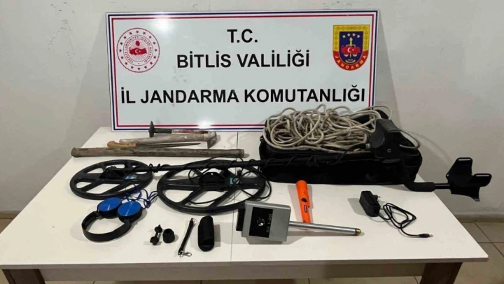 Bitlis'te arkeolojik sit alanında kaçak kazı yapan 9 kişi suçüstü yakalandı