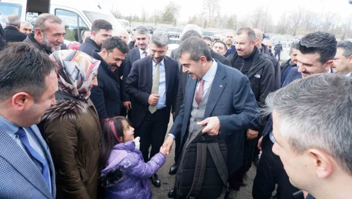 Milli Eğitim Bakanı Yusuf Tekin, mahalle muhtarları ile kahvaltıda araya geldi