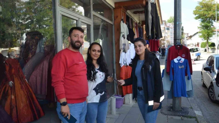 Polisten vatandaşa kadına şiddet bilgilendirmesi