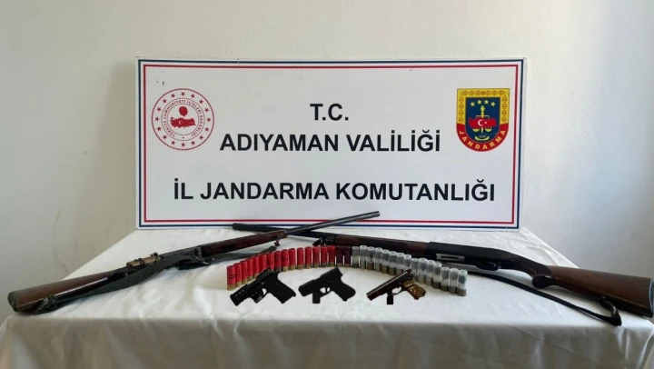 Şüpheli şahısların evlerinde silah ele geçirildi