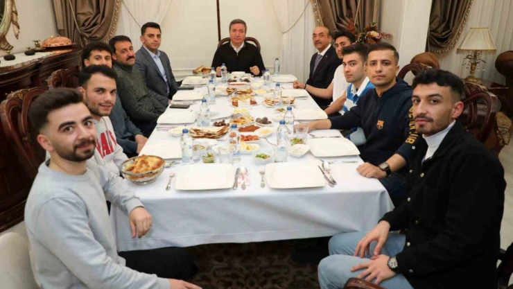 'Gurbetteki Ailem' projesiyle üniversitesi öğrencileri ramazanda aile sıcaklığını hissediyor