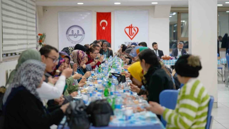 'İyilik Buluşmaları' kapsamında iftar sofrasında engelli ve hafız öğrencilerle buluşuldu
