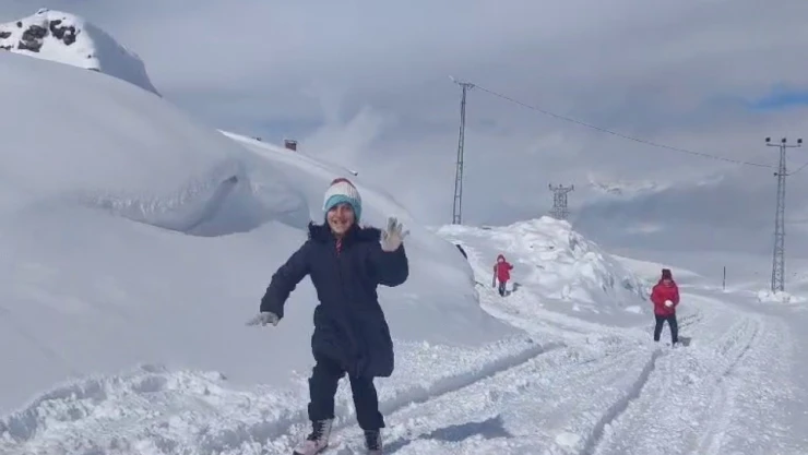 2 bin 400 rakımda kar vatandaşı esir alıyor