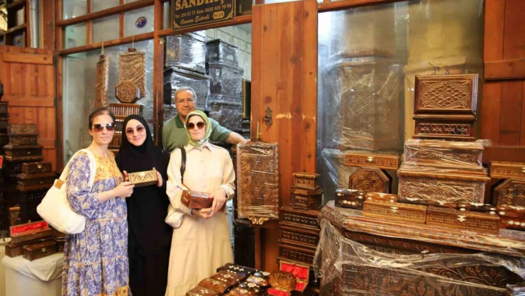 65 yıldır genç kızların çeyizlik sandıklarını yapıyor