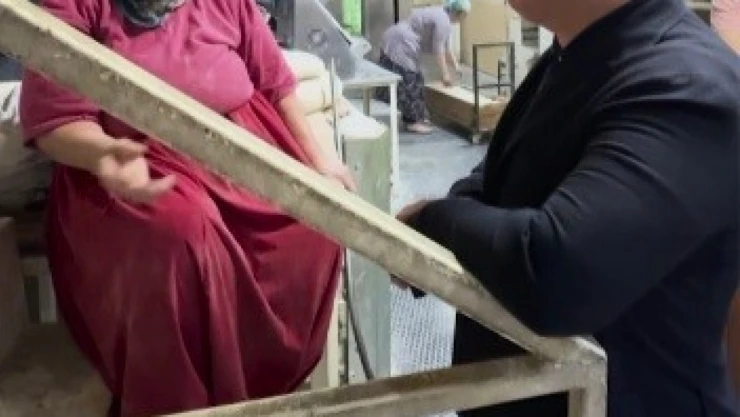 70 yaşındaki kadın gece saat 03.00'da işyerine giderek günde bin tandır ekmeği üretiyor