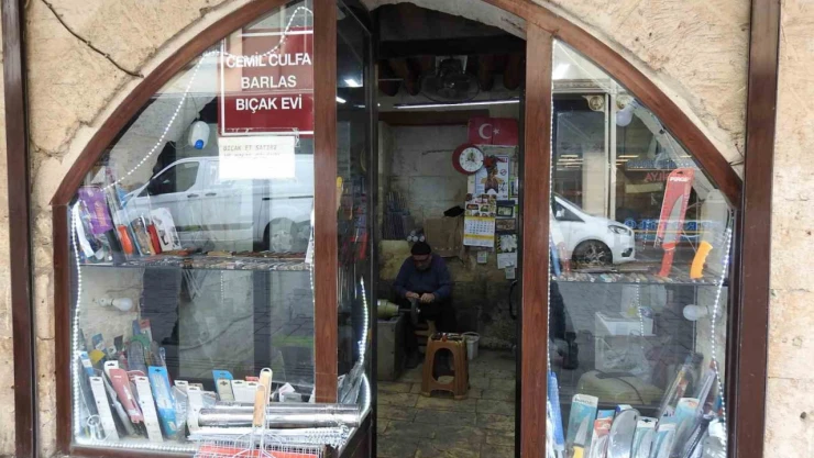 75 yaşındaki bıçak ustası 65 yıldır mesleğini severek yapıyor