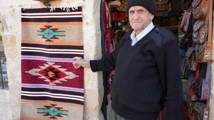 81 yaşındaki kilimci, 3 metrekarelik dükkanında teknolojiye direniyor