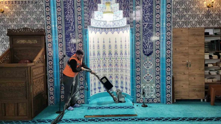 Adıyaman'da camiler bayrama hazır