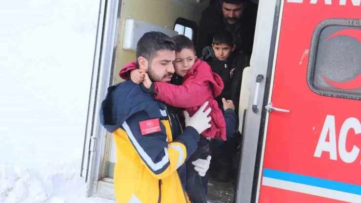 Ağrı'da 4 kardeşin yardımına paletli ambulans yetişti