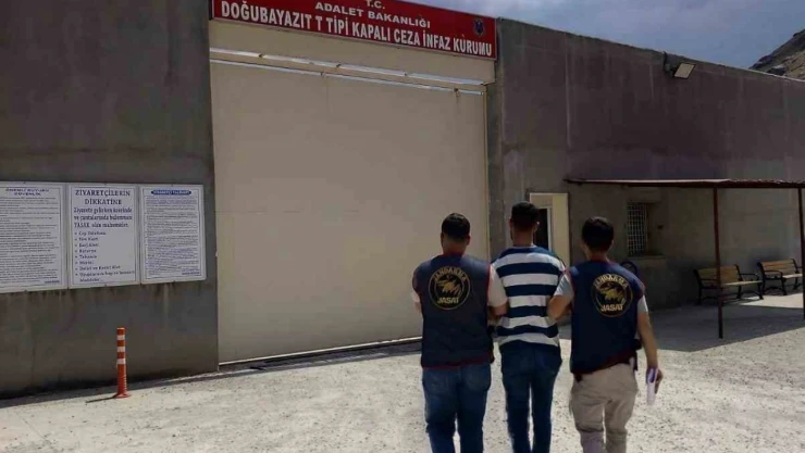 Ağrı'da aranan 2 firari yakalandı