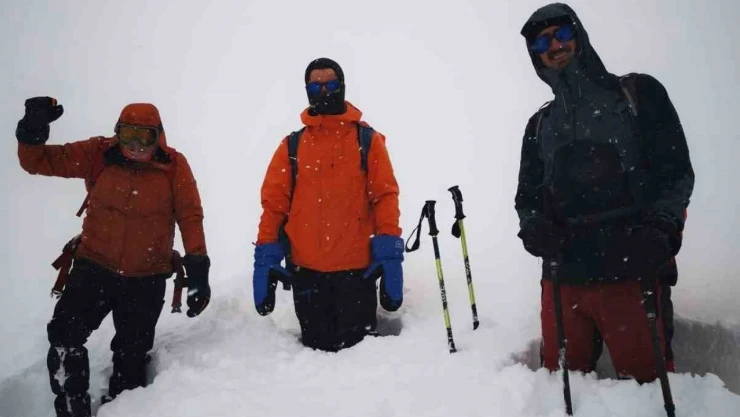 Ağrı'da dağcılar kar ve tipi engeline takıldı