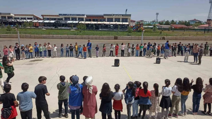 Ağrı'da Geleneksel Çocuk Oyunları Şenliği ile unutulan oyunlar canlandı